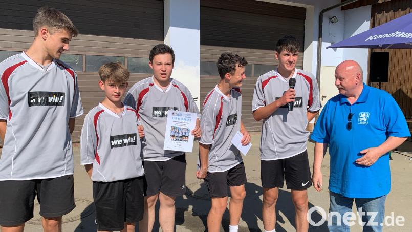 Die Gewinner des Lebendkicker-Turniers der Löwenfreunde Waldthurn-Vohenstrauß: FSV Waldthurn Team II mit Kapitän Jakob Lukas (Zweiter von rechts) und Löwenfreunde-Präsident Herbert Striegl (rechts). Bild: Dr. Johannes Weig