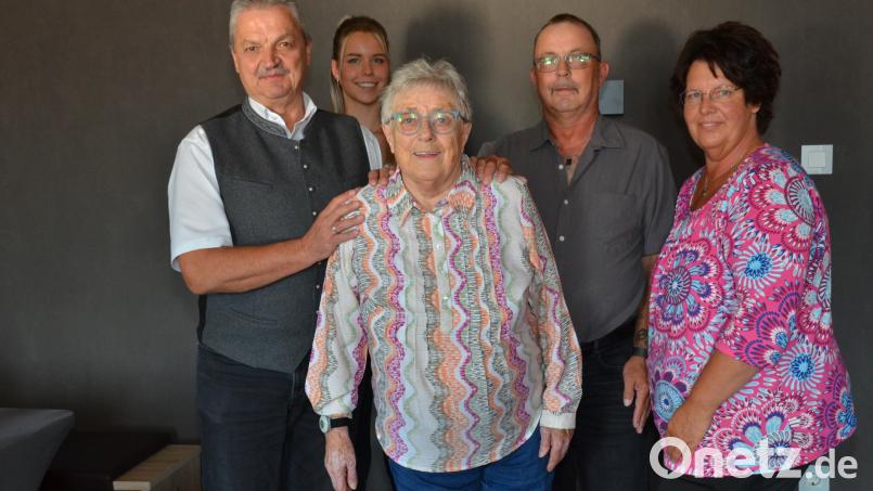 Ria Wittmann feiert 90. Geburtstag. Dazu kommt auch Bürgermeister Andreas Wutzlhofer ins Luhetal. Schwiegertochter Ulrike, Sohn Erhard und Enkelin Sarah lesen ihrer Mama und Oma jeden Wunsch von den Lippen ab. Bild: dob