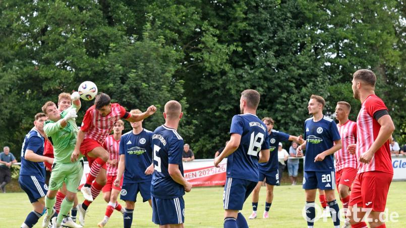 Missglückter Bezirksliga-Einstand für den TSV Waldershof: Der Aufsteiger (rote Trikots) unterlag am Sonntag der SG Regnitzlosau mit 0:2. In dieser Szene geht es im Strafraum der Gäste heiß her. Bild: gb