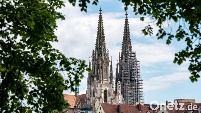 Der Nordturm wurde mit einer politischen Botschaft bestrahlt. Symbolbild: Armin Weigel/dpa