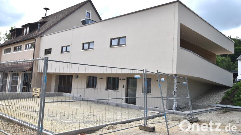 Noch in diesem Jahr werden die Arbeiten zur Erweiterung des Feuerwehrhauses und des Bauhofs in Illschwang abgeschlossen. Gegenwärtig werden die Außenarbeiten beim Erweiterungsbaus des Bauhofs durchgeführt. Der Gemeinderat musste für das Projekt in den Haushalt 2025 entsprechende finanzielle Mittel einplanen. Bild: no