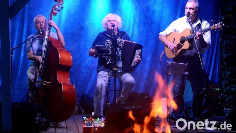 Sepp Frank, Wolfgang Berger und Hans &quot;Yankee&quot; Meier (von links) boten Folk-Musik bei Lagerfeuerromantik. Bild: Kunz