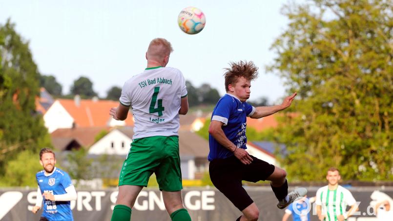 Am Dienstagabend trifft der SV Etzenricht (rechts Bastian Schreml) nach wenigen Wochen schon wieder auf den TSV Bad Abbach, gegen den Anfang Mai im Duell der Bezirksligameister ein 0:2 notiert wurde. Archivbild: war