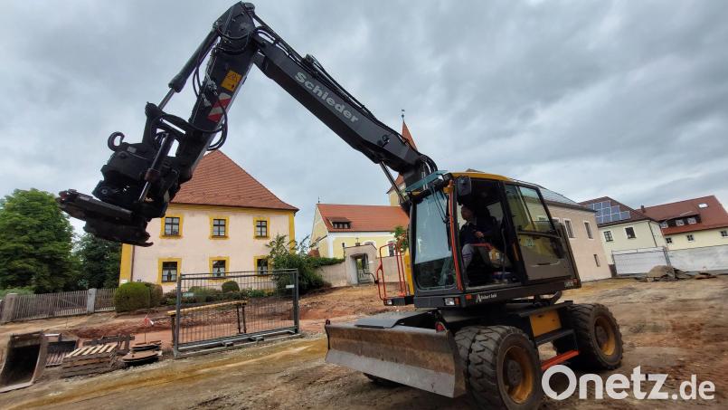 Der Bagger steht bereit. In drei bis vier Monaten soll das neue Dorfzentrum von Neunkirchen fertig sein. Bild: Kunz