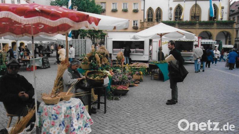 Der Bauernmarkt in Amberg hat eine lange Geschichte: Auch zu Erntedank 1999 gab es ihn schon. Bild: Stadt Amberg