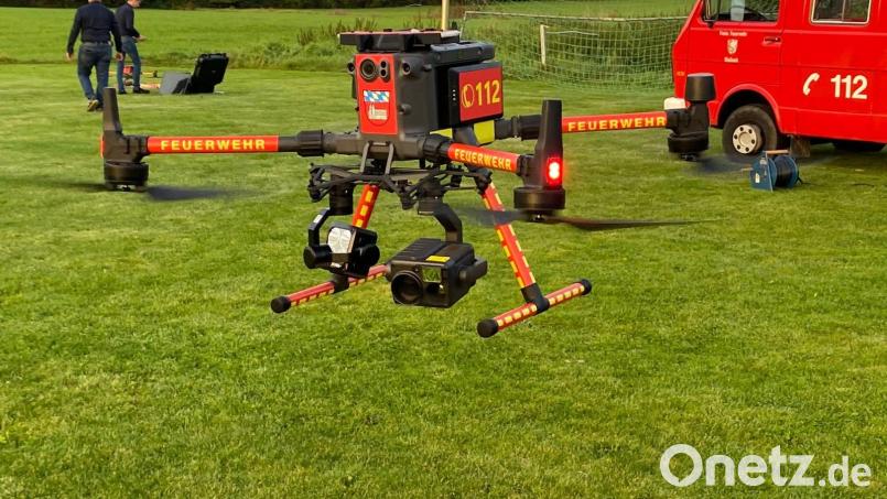 Ein gesuchter Straftäter wird in Hohenwarth dank einer Feuerwehrdrohne festgenommen. Die Polizei lobt die Zusammenarbeit. Bild: FFW Blaibach