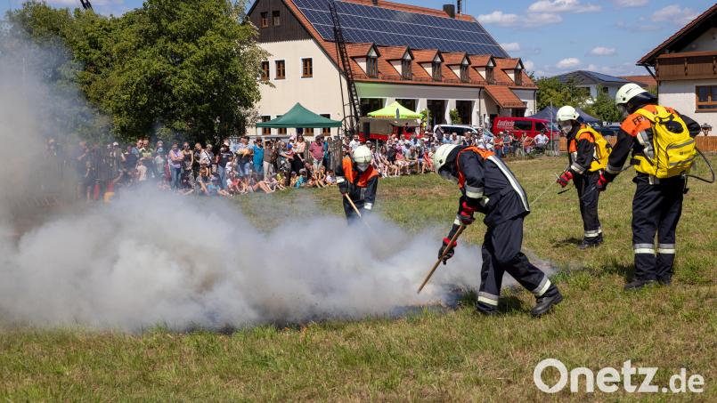 Es gab viel zu sehen beim Blaulichttag in Schnaittenbach: Dieser simulierte Waldbrand war schnell gelöscht, mit Spezialgerät – Löschrucksäcken mit 20 Litern Inhalt und Spezialharken. Bild: hbe