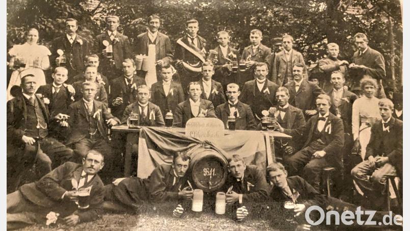 Überwiegend junge Leute prägten Anfang des 20. Jahrhunderts das gesellschaftliche Leben der Gesellschaft Frohsinn, wie dieses Bild von einem Gartenfest im Jahr 1901 zeigt. Repro: do / Sammlung Gesellschaft Frohsinn
