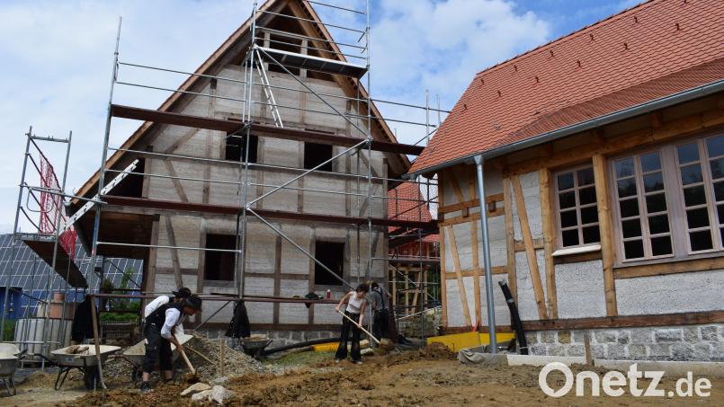 So sah die Naturdorf-Baustelle im Juni vergangenen Jahres aus. Zwei Wochen lang machten damals Wandergesellen verschiedenster Gewerke einen Anfang bei der Gestaltung der Außenanlagen. Im September sollen nun die ersten beiden Ferienhäuser beziehbar sein. Archivbild: szl