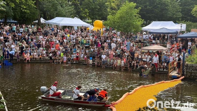 Ein gelbes Meer an Gummienten bahnte sich zum Ende des Kinderbürgerfestes seinen Weg durch den Flutkanal. Bild: Max Wies, RT49 Weiden