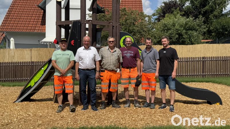 Bürgermeister Roland Strehl (Zweiter von links) und Bauamtsmitarbeiter Tobias Birner (rechts) geben den Spielplatz an der Willy-Brandt-Straße gemeinsam mit den beteiligten Bauhofmitarbeitern nach einer umfangreichen Sanierung wieder für den Spielbetrieb frei Bild: Thomas Beer