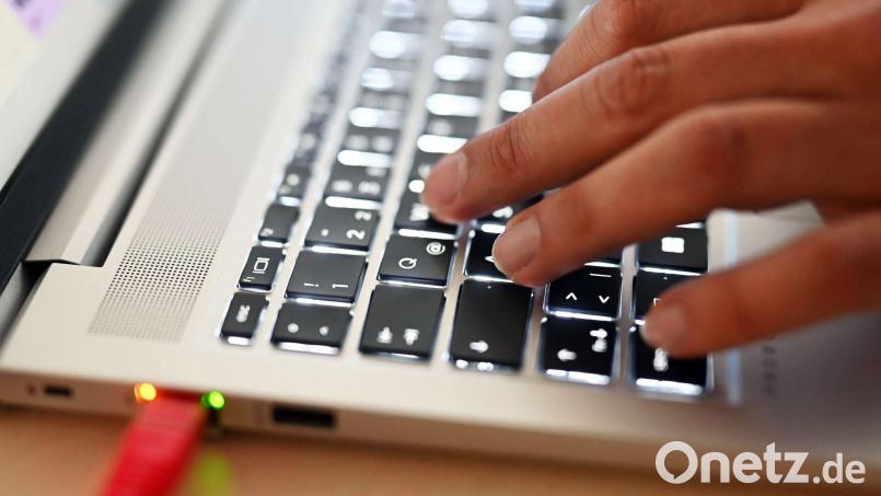 Die Zentralstelle Cybercrime Bayern hat Anklage gegen den mutmaßlichen Kopf eines internationalen Betrugsnetzwerks erhoben. Symbolbild: Uli Deck/dpa