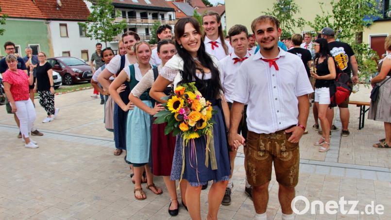 Valentina Berr und Lukas Bittner sind das Etzelwanger Oberkirwapaar 2025. Bild: ds
