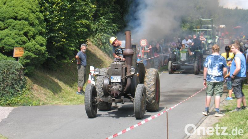 Immer wenn der Fahrer des Lanz-Bulldogs aufs Gaspedal trat, gab es eine große Rauchwolke. Bild: bkr