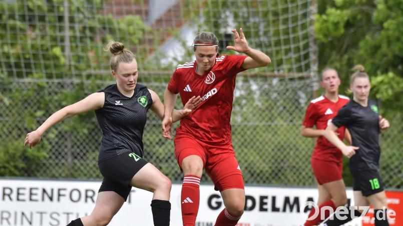 Susanne Stich (rechts) vom TSV Theuern kam auch gegen den TV Erlangen im Sturm zum Zug. Archivbild: Hubert Ziegler