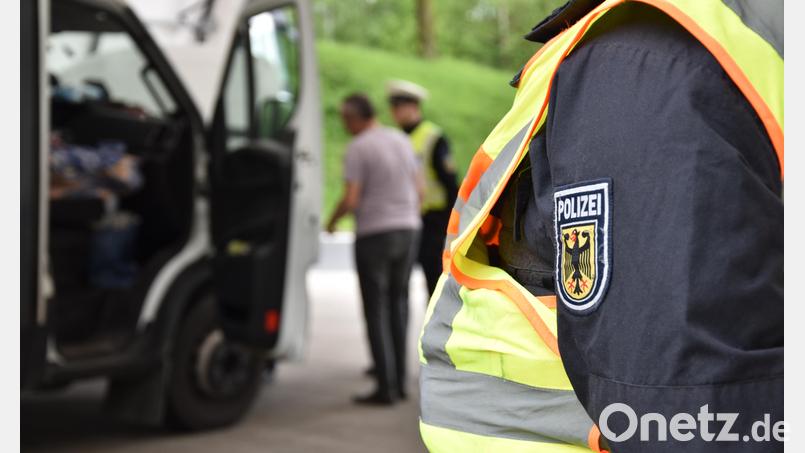 Die Bundespolizei Waidhaus hat die Einschleusung von vier Personen an der Grenze zur Tschechischen Republik verhindert. Ein ukrainischer Fahrer wurde gestoppt. Bild: Bundespolizei