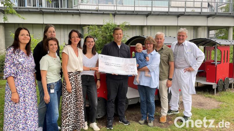 Die Familie Reindl übergibt eine Spende an den Bunten Kreis Nordoberpfalz und möchte damit etwas zurückgeben. Bild: Kliniken Nordoberpfalz