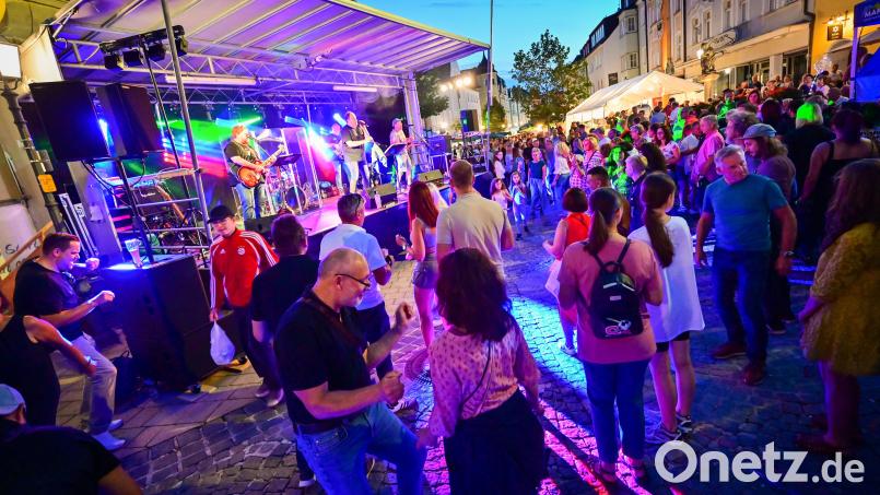 Party mit den Fichtelgebirgs-Allstars: Der Markt verwandelte sich am Samstagabend in eine große Disco. Das Marktredwitzer Altstadtfest lockte wieder unzählige Besucher in die Stadtmitte. Bild: Florian Miedl