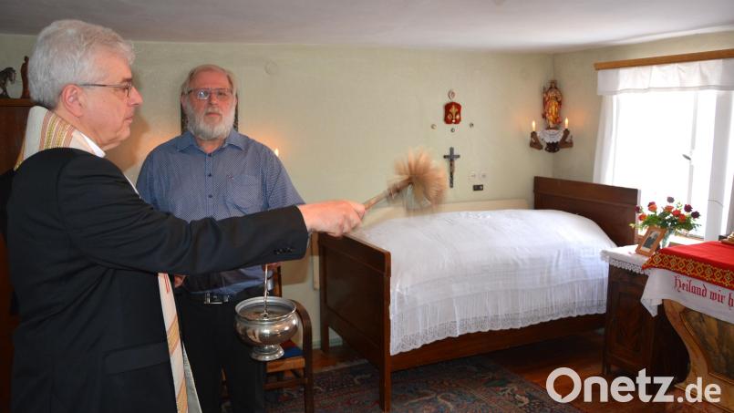 Nach der umfassenden Sanierung ist das Reslhaus in Konnersreuth wieder für die Öffentlichkeit zugänglich. DomkapitularJosef Kreiml bei der Segnung im Sterbezimmer der Resl. Bild: jr