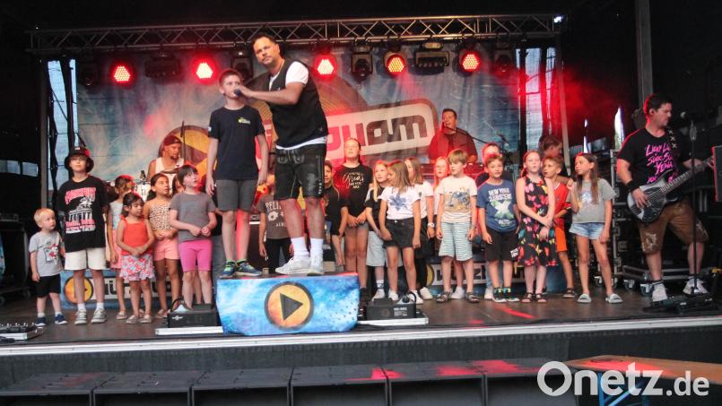 Die Mädchen und Jungen zeigen sich beim &quot;Wackelkontakt&quot; mit den &quot;Würzbuam&quot; als absolut textsicher. Nicht nur deshalb war das Bürgerfest in Waidhaus ein riesiger Erfolg. Bild: pi