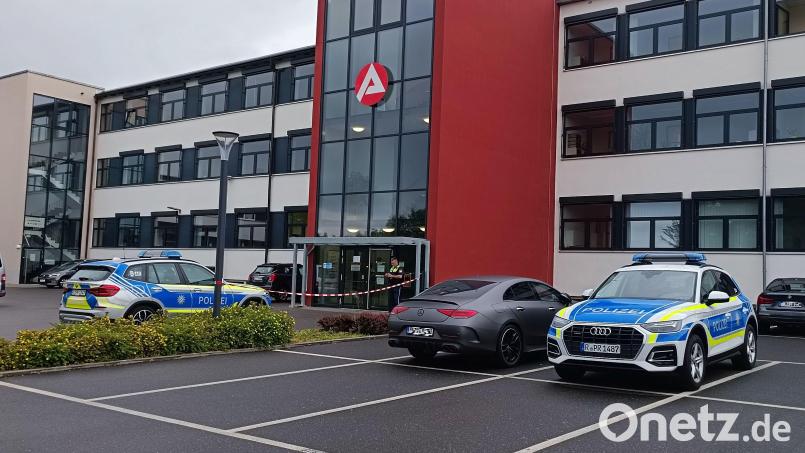 Am Freitag sorgte ein vermeintlicher Angriff in der Agentur für Arbeit in Tirschenreuth für einen Großeinsatz. Im Laufe des Nachmittags stellte sich allerdings heraus: alles nur erfunden. Bild: nic