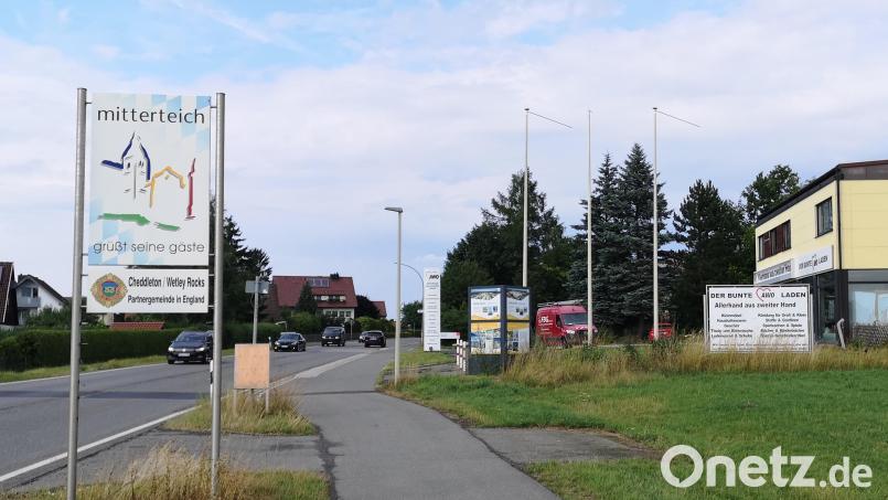 Im Bereich der Stadteinfahrt an der Wiesauer Straße in Mitterteich wollte ein Antragsteller ein 4 mal 3 Meter großes Werbebanner anbringen – an den drei Masten (hinten, Mitte) vor dem &quot;Bunten AWO-Laden&quot;. Doch der Bauausschuss lehnte das Vorhaben ab. Bild: lnz