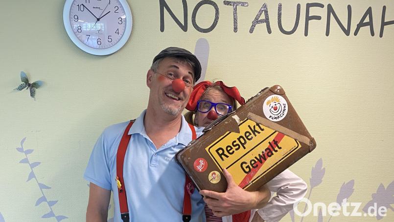 Frank Langner alias Professor Doktor Fritzl Fußtaps, der Klinik-Clown aus Schwend und seine Partnerin Marie Kristin Riehl alias Trudie Eierfleck vor einem seiner beiden Einsatzorte, der Kinderklinik Bayreuth Bild: Andrea Andrade