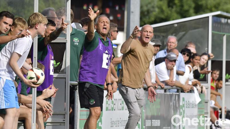 Emotionen pur auf der Bank der DJK Ammerthal: Co-Trainer Karl-Heinz Wagner (links) und Trainer Tobias Rösl sahen einen holprigen Auftaktsieg gegen Weißenburg. Bild: Hubert Ziegler