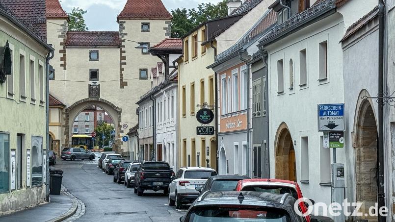 Die Stellplätze in der Amberger Altstadt – wie hier in der Oberen Nabburger Straße – sind begehrt und rar. Weil hier nicht jede Wohnung einen eigenen Stellplatz hat, werden sogenannte Anwohnerausweise ausgegeben. Bild: Stephan Huber