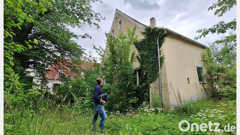 Mit dem Dornröschenschlaf ist es für das Alte Zollhaus bald vorbei. Titus Gietl will den Altbau sanieren, zwei Wohnungen sollen in dem Objekt am Brunnanger entstehen. Bild: bl