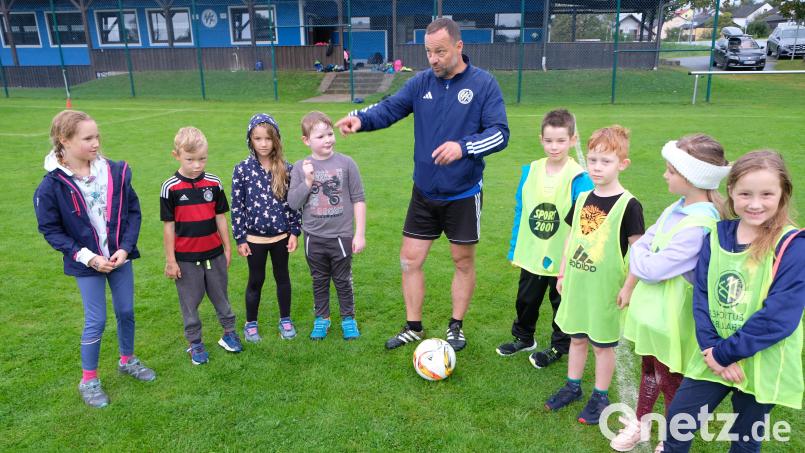 Großen Wert legt der FC mit seinem Partnerverein, der SpVgg Neustadt auf die Nachwuchsarbeit. FC-Vorsitzender Wolfgang Seitz klärt die Kids über das Einmaleins des Fußballs auf. Bild: do