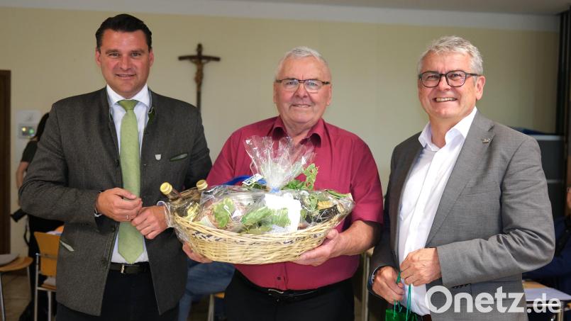 Landrat Thomas Ebeling (links) und FW-Fraktionssprecher Martin Scharf (rechts) verabschieden den langjährigen Kreisrat Johann Eckl (Mitte) mit einem Geschenkkorb. Bild: Hirsch