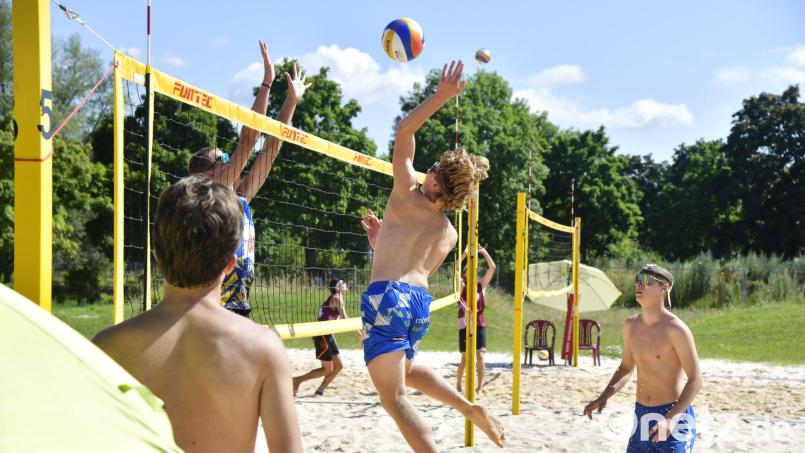 Paul Roggenhofer (rechts) und Ben Kühnert (Mitte, am Netz) holten für den Gastgeber VC/DJK Amberg den Vizemeistertitel bei der bayerische Beachvolleyball-Meisterschaft der U19. Bild: Hubert Ziegler