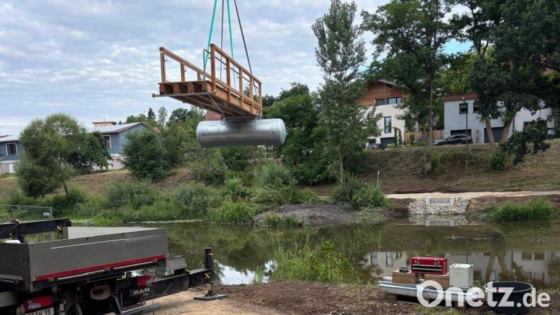 Der neue Schwimmsteg in Schwarzenfeld bei der Anlieferung Bild: Reitmeier/exb