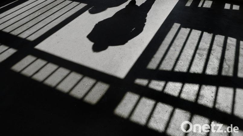 Eine 27 Jahre alte Frau muss ins Gefängnis. Sie hat ihr Baby misshandelt. Zuvor war gegen sie bereits wegen eines ähnlichen Falles verhandelt worden. Damals bekam sie eine Bewährungsstrafe. Symbolbild: Felix Kästle