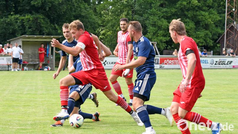 Kapitän Julian Fürst (Zweiter von links) und der TSV Waldershof zogen zum Saisonauftakt gegen die SG Regnitzlosau den Kürzeren. Bild: Gebert