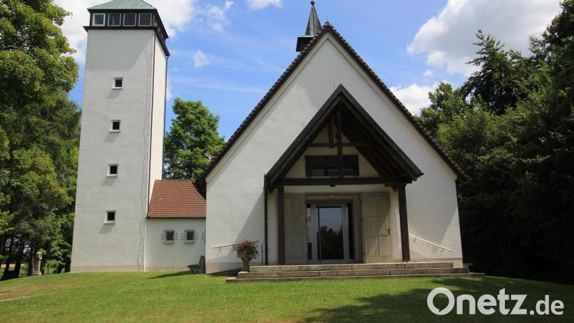 Vor der St.-Anna-Gedächtniskirche (unser Bild) am Pfaffenbühl findet am Sonntag um 9 Uhr der Festgottesdienst im Freien statt. Hauptzelebrant ist Bischof Tomas Holub aus Pilsen. Bild: kro
