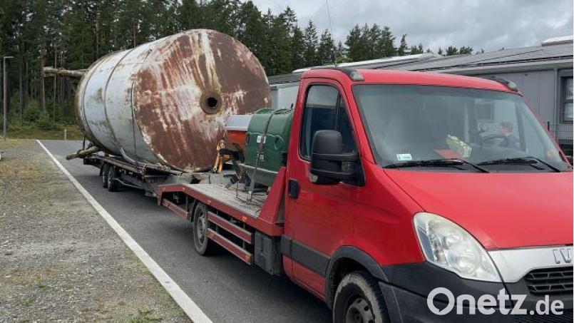 Ein überbreiter und überladener Transporter mit erheblichen Mängeln wurde auf der A6 bei Pleystein gestoppt. Die Polizei untersagte die Weiterfahrt. Bild: VPI Weiden