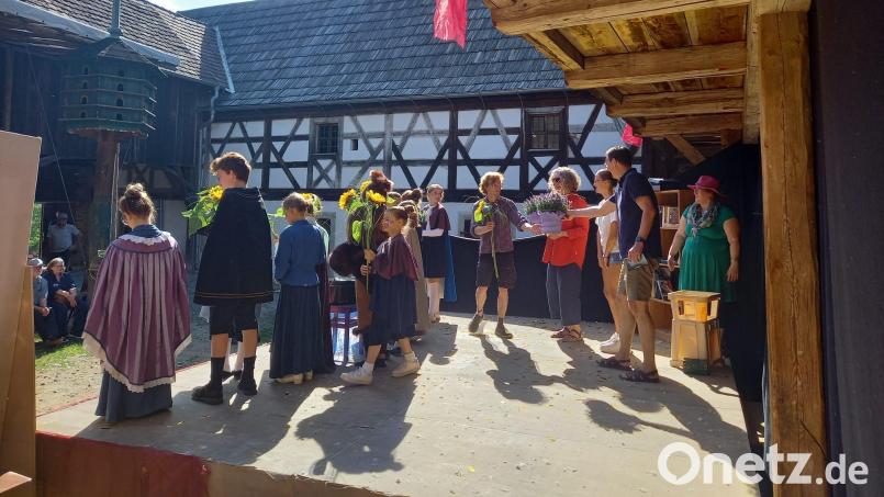 Das Kinderstück „Das Geheimnis des verbotenen Westflügels“ feierte Premiere im Denkenbauernhof. Zwei weitere Vorstellungen stehen am 25. und 27. Juli an. Bild: Florian Wein