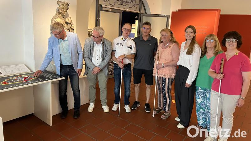 Bei der Vorstellung des taktilen Stadtmodells im Amberger Stadtmuseums wurde es auch gleich getestet. darüber freuen sich 3. Bürgermeister Franz Badura, Kulturreferent Fabian Kern, Mitglieder der Fokusgruppe und Begleitungen mit Thomas Preischl, Josef Rupp, Petra Rupp, Julia Brunner und Bettina Pichlmeier (von links) mit Begleitung. Bild: Stadtmuseum/Julia Riß