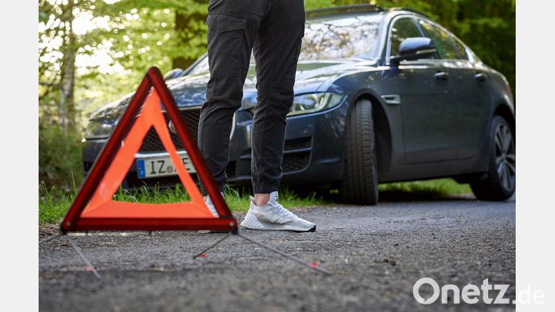 Nach einem Wildunfall muss die Unfallstelle abgesichert werden, der Vorfall ist unverzüglich der Polizei zu melden. Symbolbild: djd/Itzehoer Versicherungen