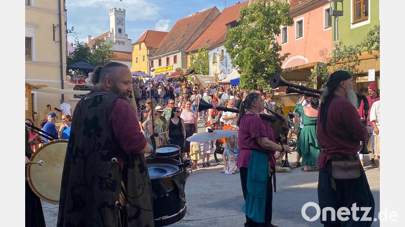 Auf dem Mittelalterlichen Markt in Nabburg gab es viel zu sehen und zu hören. Kinder können ihre Erlebnisse nun bei einem Malwettbewerb zum Ausdruck bringen. Bild: jua
