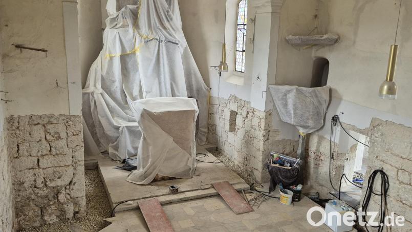 Blick auf die aktuelle Baustelle in der Kirche in Götzendorf, mit verhängtem Altar, verhängter Kanzel und freigelegtem Mauerwerk. Kein Wunder, dass hier an der Kirwa kein Gottesdienst gefeiert werden kann. Bild: no