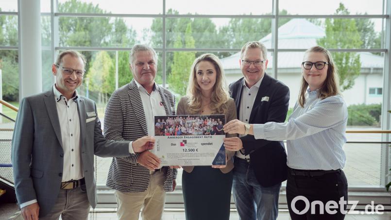 Übergabe der Amberger Engagement-Aktie im ACC an das Wohnungsbau und Siedlungswerk Werkvolk eG (von links ): Wolfgang Erb (Kaufmännischer Vorstand), Steffen Schulze (Technischer Vorstand ), Elisabeth Triller (Leiterin der Freiwilligenagentur), Oberbürgermeister Michael Cerny und Sozialreferentin Susanne Augustin. Bild: Mariana Honcharenko/exb