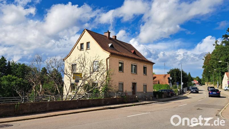 Das leer stehende Haus an der Fronberger Straße wird demnächst abgerissen. An dieser Stelle entsteht ein Bürogebäude mit drei Wohneinheiten und einer Tiefgarage. . Bild: Hirsch