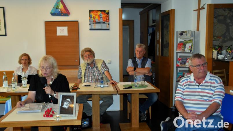 Bei der Jubiläumslesung trugen unter anderem Julia Birkner, Marianne Stangl (vorn am Pult), Erich Neiser, Raimund A. Mader und Werner Robl (v. li.) eigene Texte vor. Bild: ubb