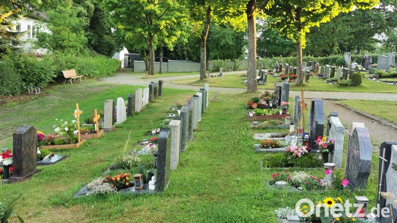 Bei den Urnenerdgräbern im neuen Friedhofsteil sind ab sofort breite Einfassungen und Grabplatten erlaubt. Die Konzipierung als "Naturfriedhof" ist aufgehoben. Bild: Portner