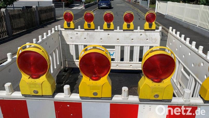 Das Loch in der Königsbergstraße in Sulzbach-Rosenberg ist jetzt mit Bauzäunen gesichert. Bis Freitag soll das Problem behoben sein. Bild: roa