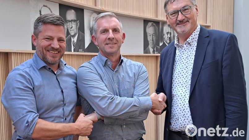 Der Vorsitzende der Gemeinschaftsversammlung, Peter Neumeier (links), und Stellvertreter Hans Prechtl (rechts) nehmen den weiteren Stellvertreter Michael Wilfahrt in die Mitte. Bild: Hirsch