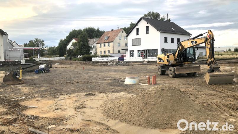 Bis zur Fertigstellung des neuen Kreisverkehrs in Fichtenschacht werden sich die Verkehrsteilnehmer und Anwohner noch gedulden müssen. Die Wiedereröffnung der derzeit gesperrten Straßenteilstücke ist für Ende Oktober/Anfang November geplant. Bild: wro